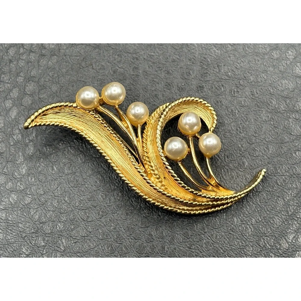 Napier Gold Tone Faux Pearl Leaf Brooch Pin Vintage 80s 90s